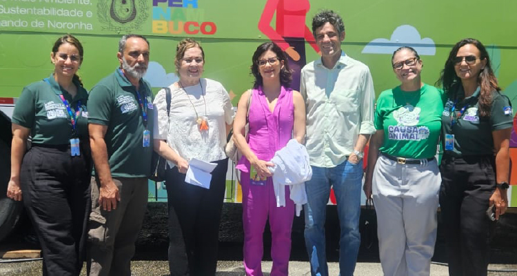 Fotografia dos participantes da visita em frente ao castramóvel