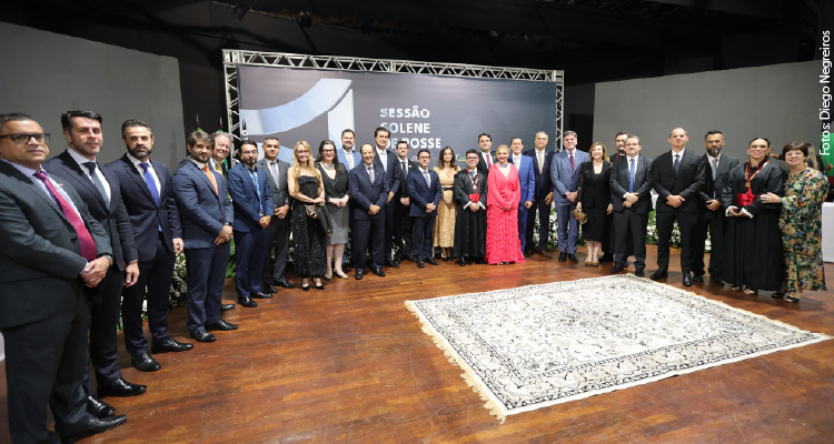 Fotografia de participantes do evento posando juntos em pé 