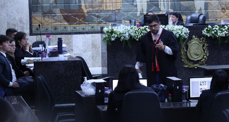 Fotografia do PJ atuando no tribunal