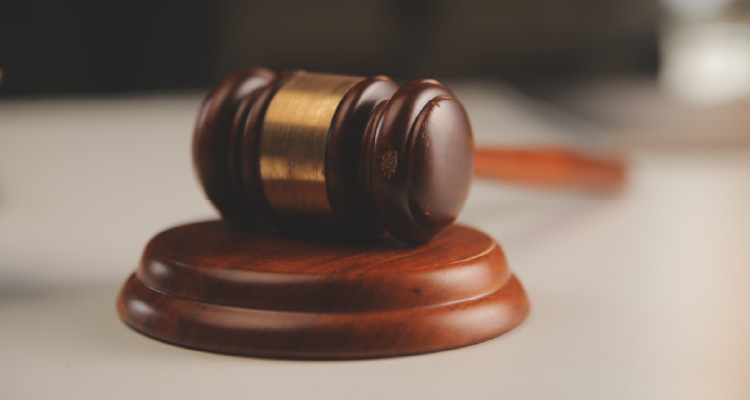 Fotografia de martelinho usado em tribunais