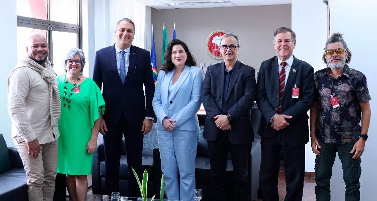 Fotografia dos participantes da reunião posando em pé lado a lado