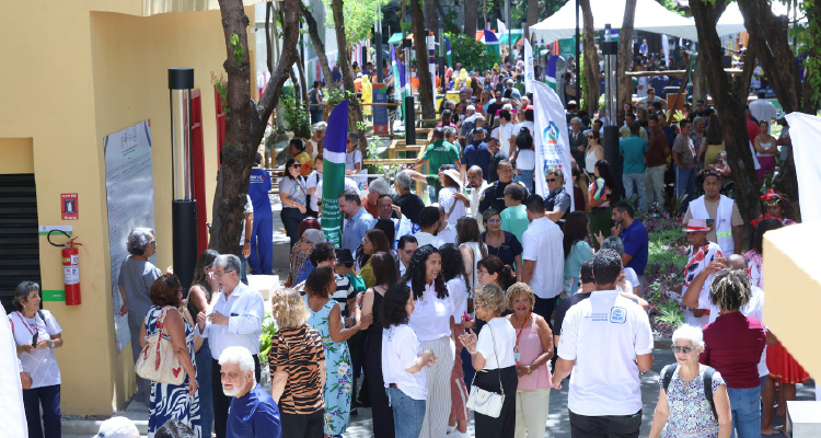 Imagem de muitas pessoas no pátio do casarão durante a inauguração