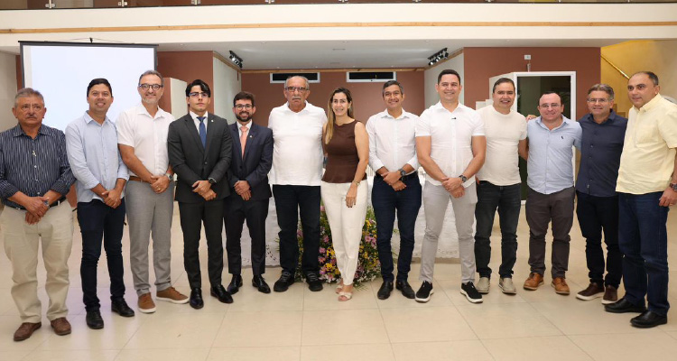 Imagem dos participantes do evento posando em pé lado a lado