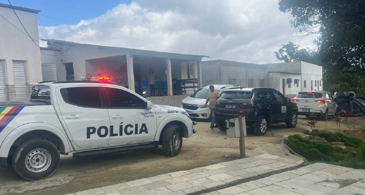 Fotografia de carros estacionados em frente a casas