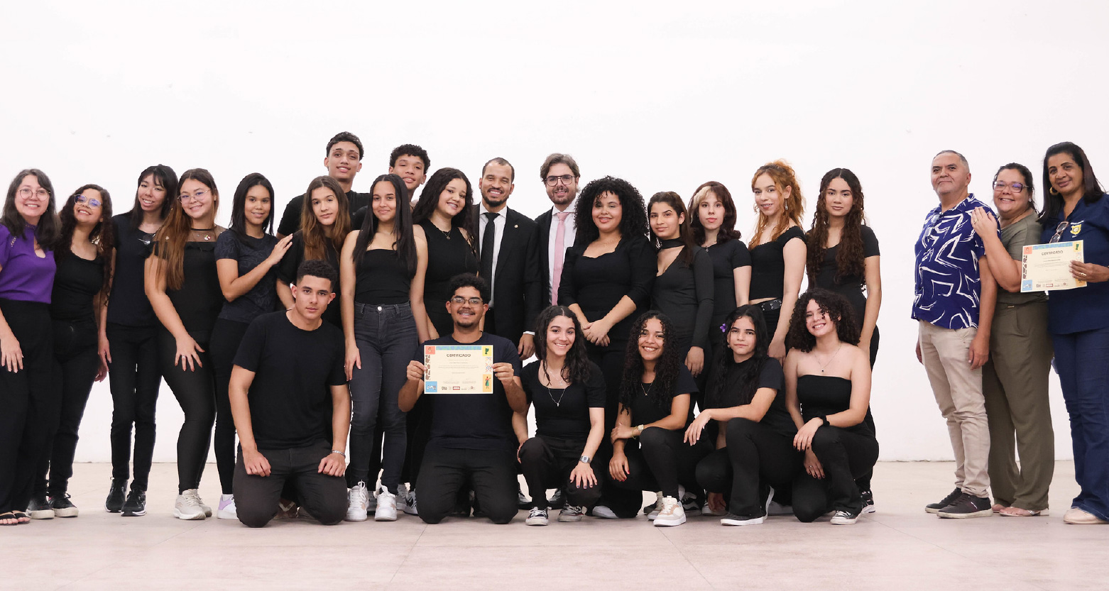 Fotografia de participantes do evento sobre o palco 