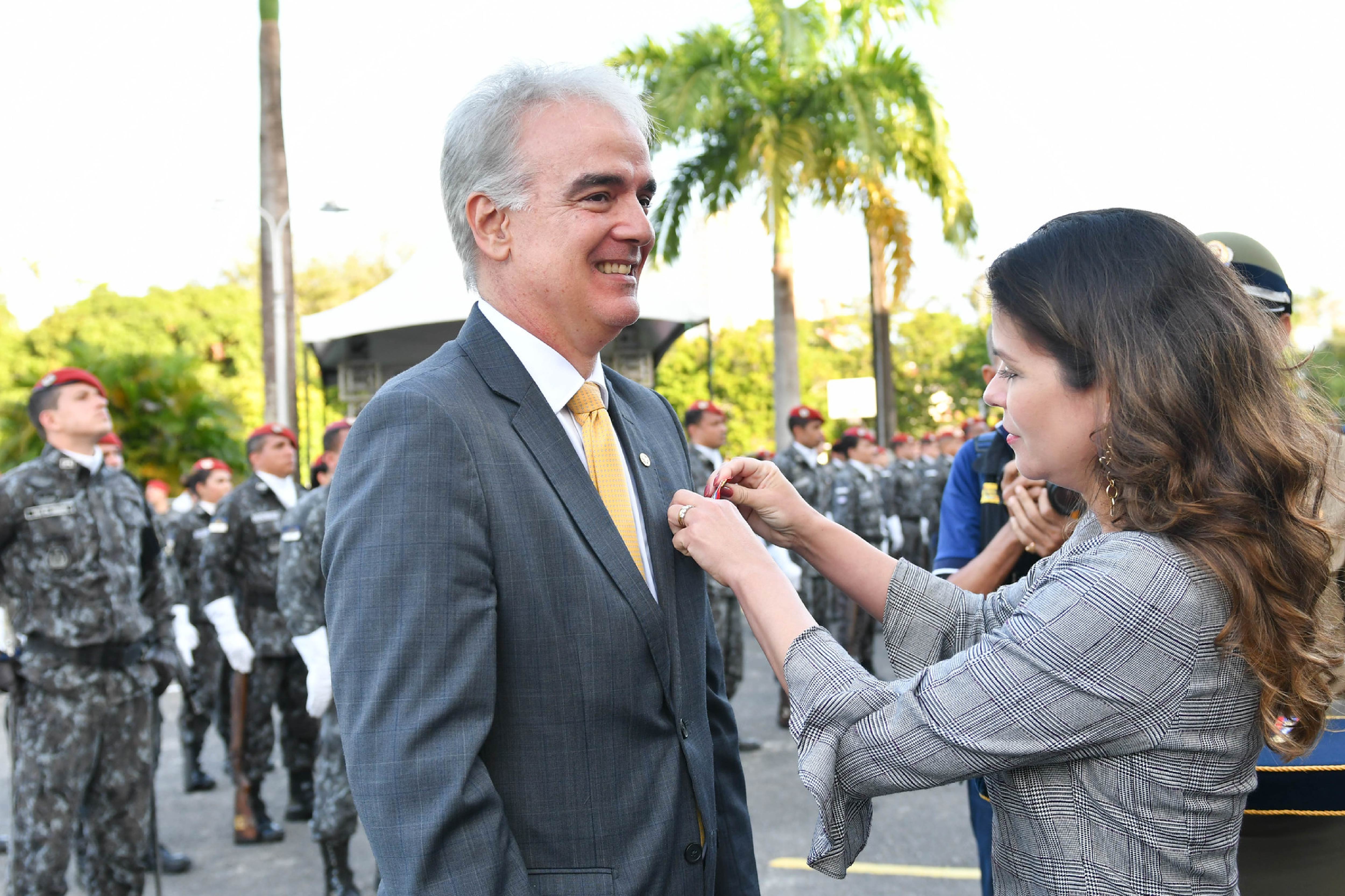 Procurador-Geral de Justiça, Marcos Carvalho, recebe medalha da Secretária de Defesa Social, a Delegada Federal Carla Patrícia Cintra Barros da Cunha