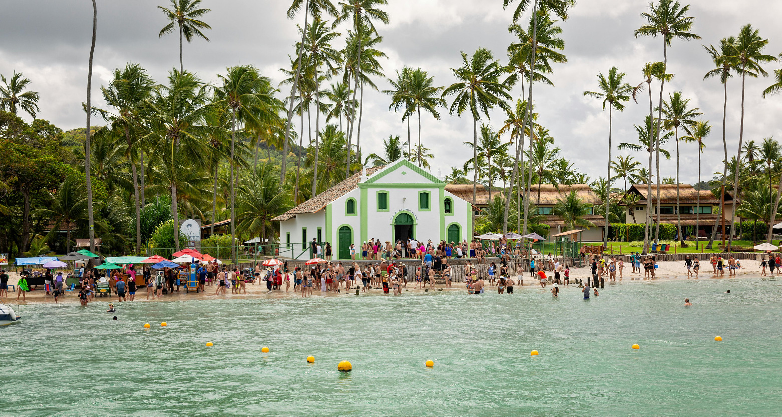 Foto da orla da praia de Tamandaré com igreja à beira-mar