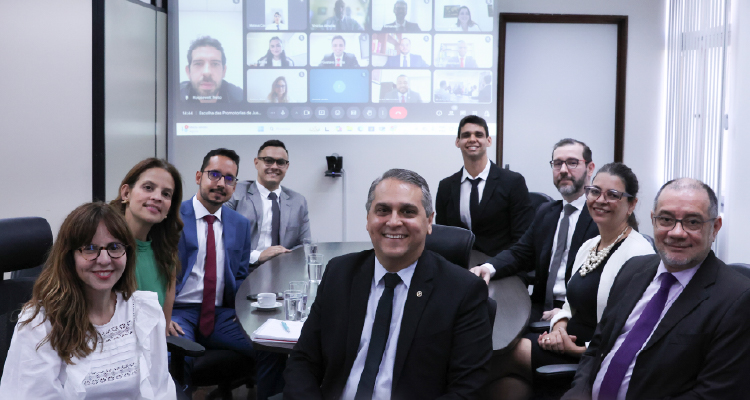 Fotografia dos novos nomeados com integrantes da gestão do MPPE