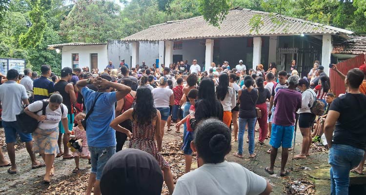 Fotografia de plenária realizada pelos ocupantes no prédio do Americano Batista