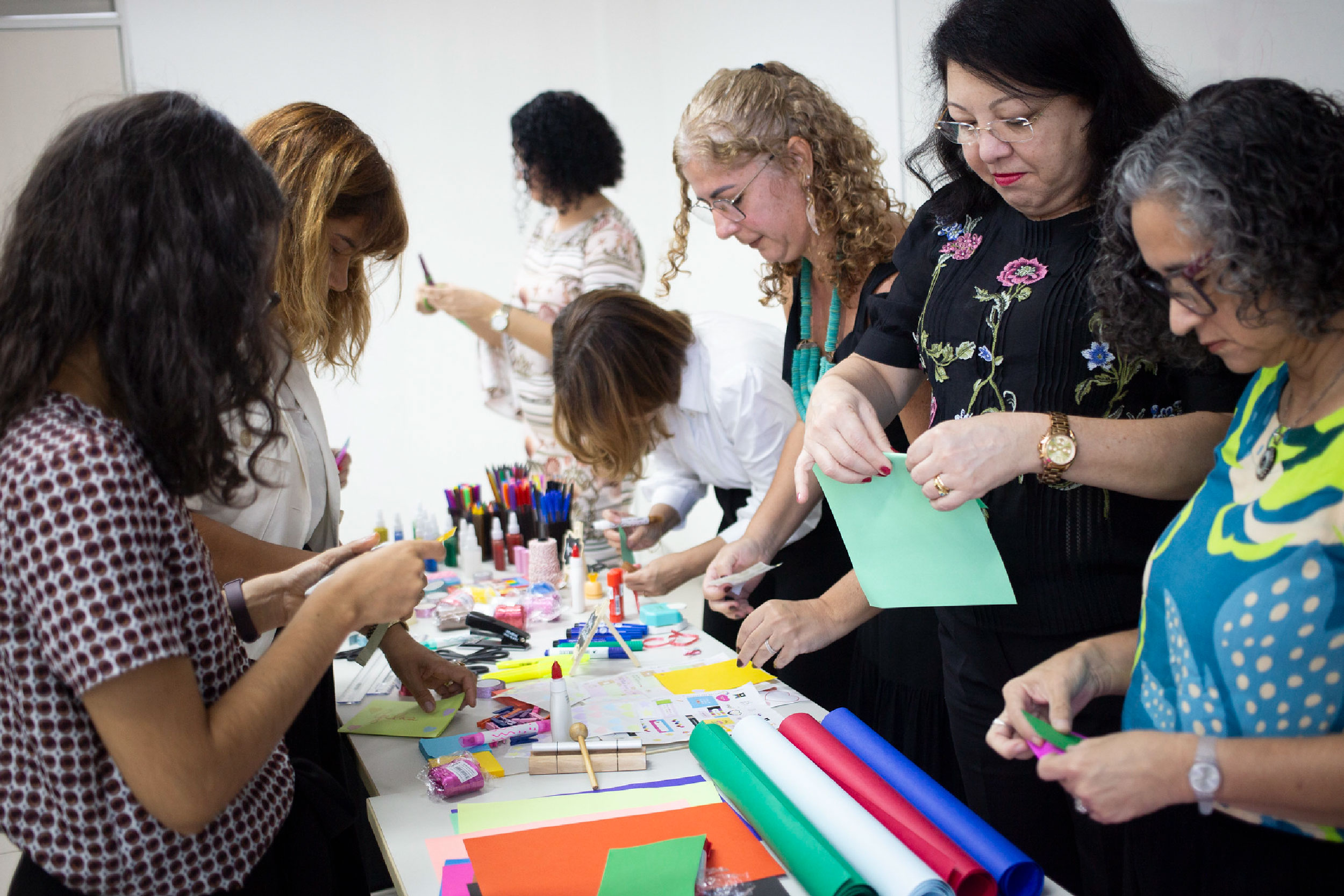 Ilustração de participantes do evento fazendo trabalhos manuais com materiais coloridos