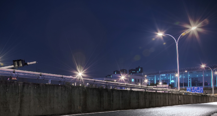 Fotografia de ponte à noite com iluminação