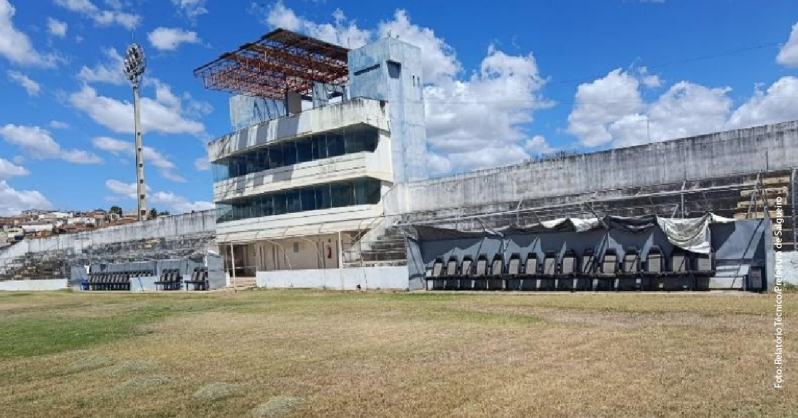 Foto mostra o gramado e arquibancada do estádio Cornélio de Barros, em Salgueiro