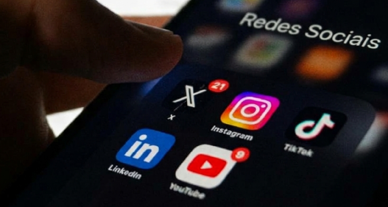 Imagem de tela de celular com aplicativos de redes sociais