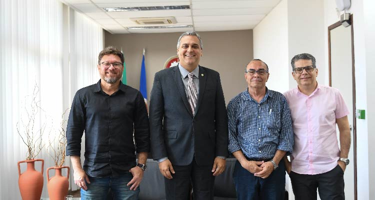 Fotografia do PGJ em pé ao lado dos visitantes 