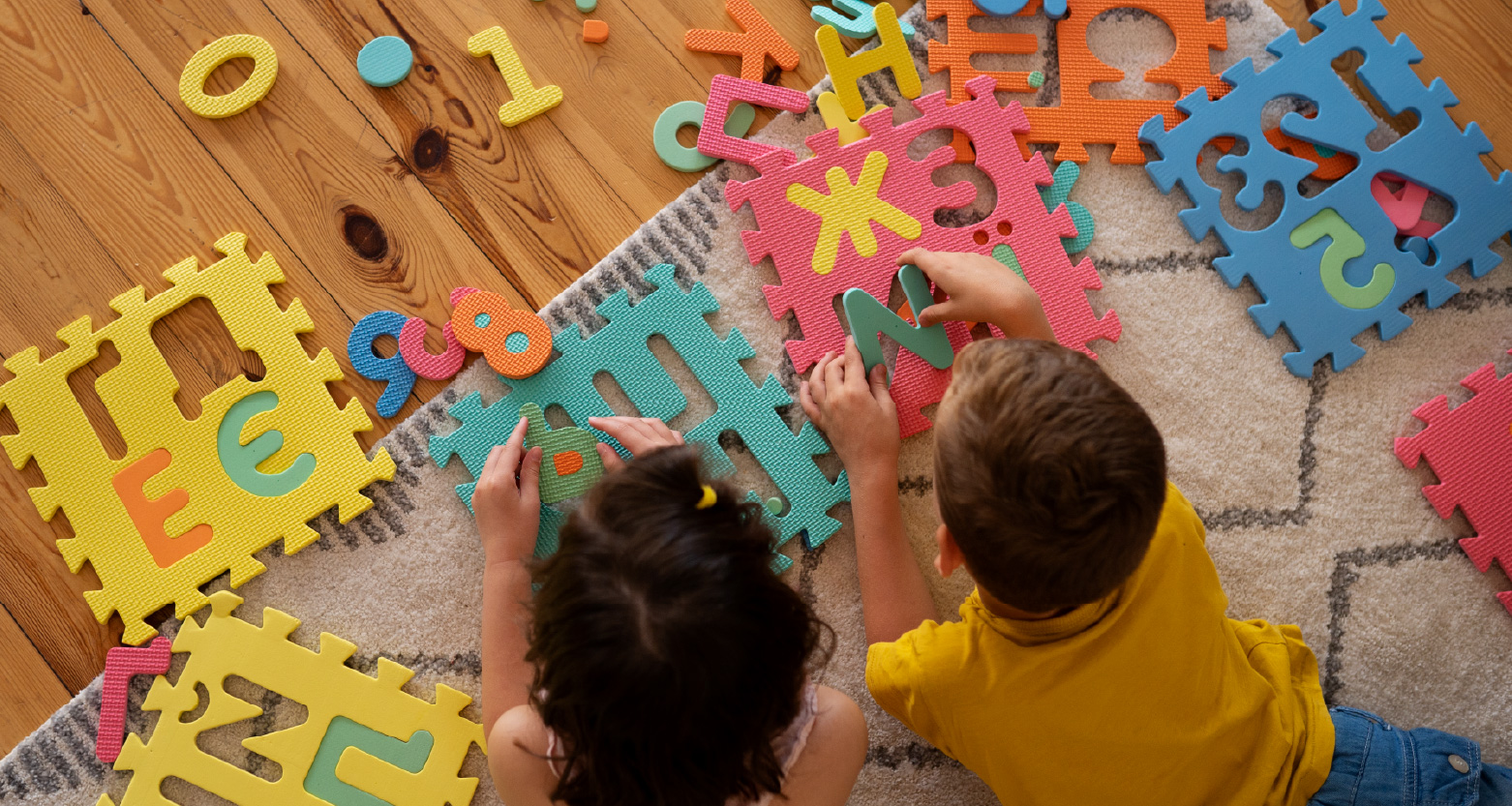 Foto de crianças deitadas no chão mexendo em brinquedos