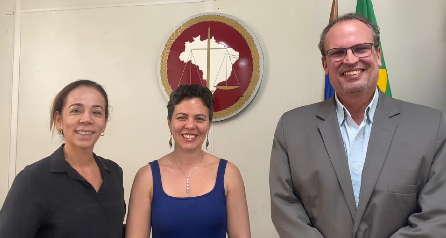 Fotografia dos participantes do encontro lado a lado