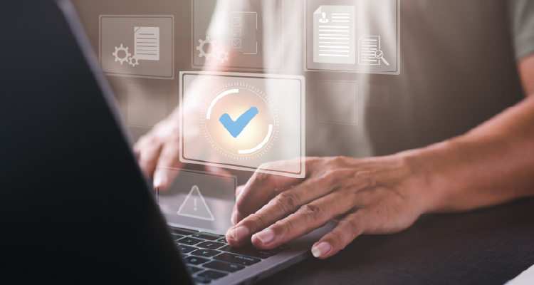 Imagem de pessoa digitando em computador