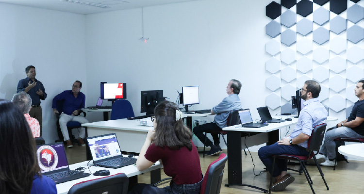 Imagem da sala de capacitação com participantes