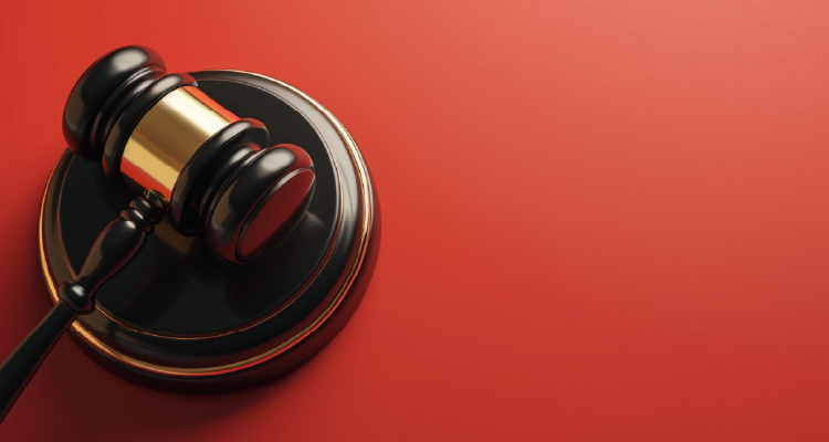 Fotografia de martelinho usado em tribunais