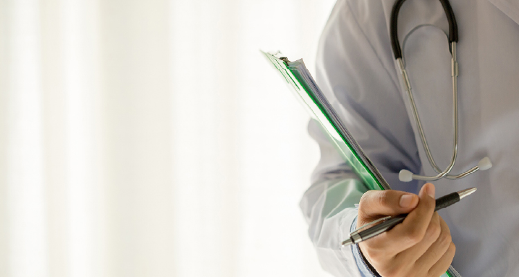 Imagem de pessoa com jaqueta branca e estetoscópio no pescoço