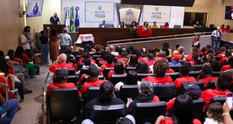 Fotografia do plenário lotado 