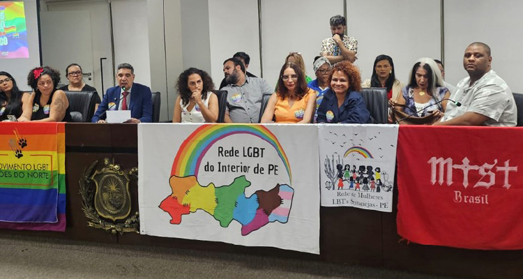 Fotografia da mesa principal com participantes do evento