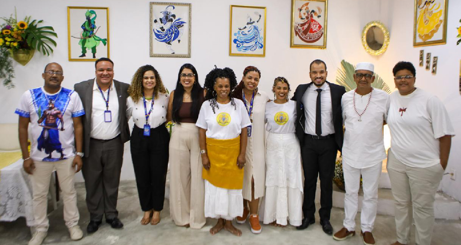 Fotografia dos participantes do evento posando lado a lado