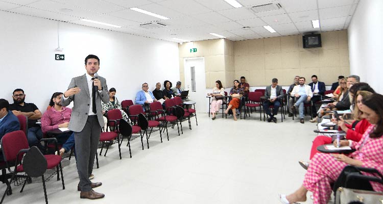 Fotografia de pessoas sentadas em círculo assistindo a palestra