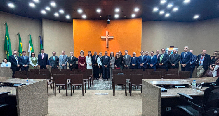 Fotografia dos participantes da assinatura posando em pé lado a lado