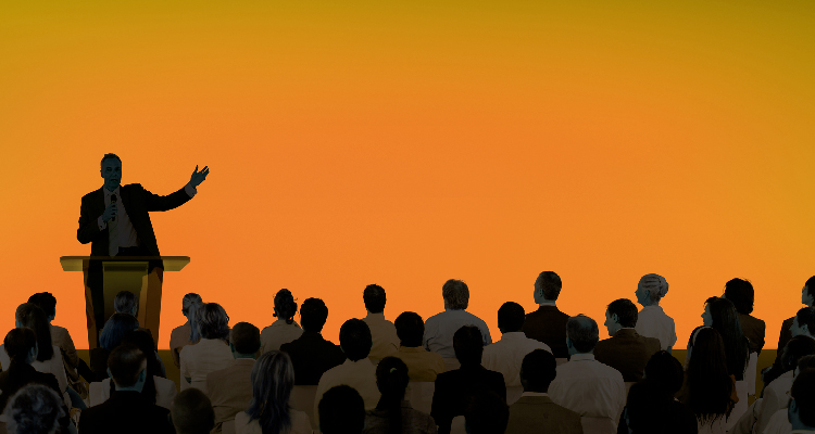 Ilustração com fundo amarelado de homem em púlpito discursando para plateia