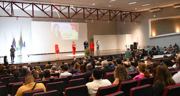 Fotografia de auditório assistindo a solenidade no palco do centro cultural