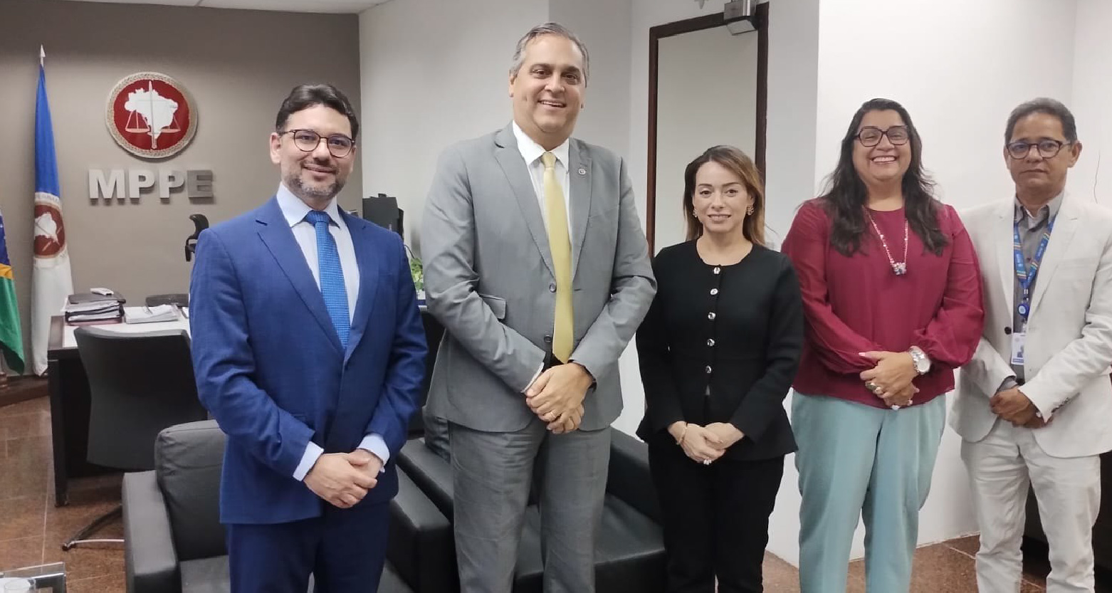 Participantes do encontro posam em pé e lado a lado para fotografia