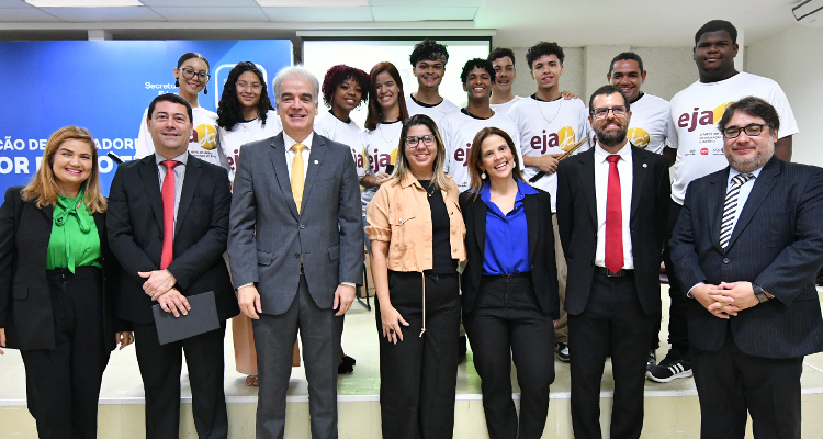 Grupo de pessoas posam para foto. No primeiro plano, o Procurador-Geral de Justiça, Marcos Carvalho, rodeado por Promotores de Justiça.