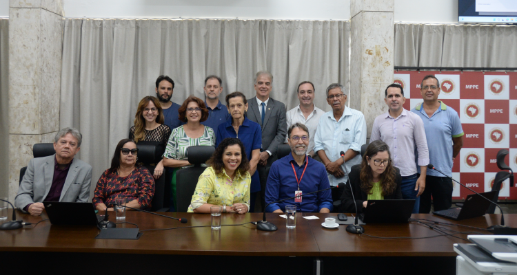 Participantes do teste posam juntos para fotografia