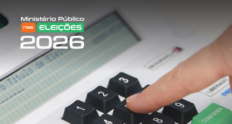 Foto mostra o teclado da urna eletrônica com dedo sobre os botões.