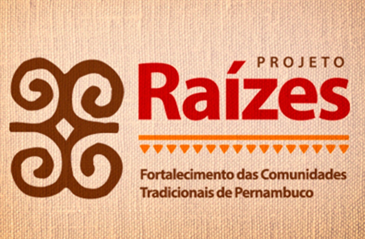 Retângulo com fundo em textura na cor bege com os dizeres Projeto Raízes Fortalecimento das comunidades tradicionais de Pernambuco