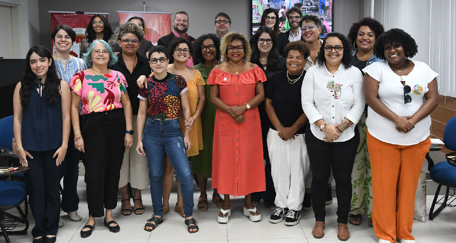 Fotografia das participantes do encontro em pé e juntas