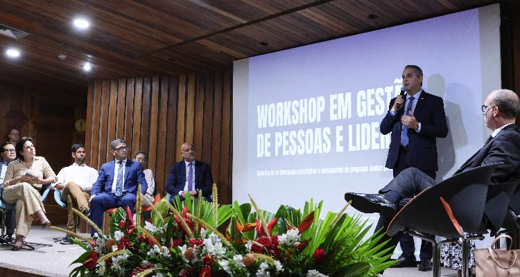 Fotografia do PGJ discursando para os presentes