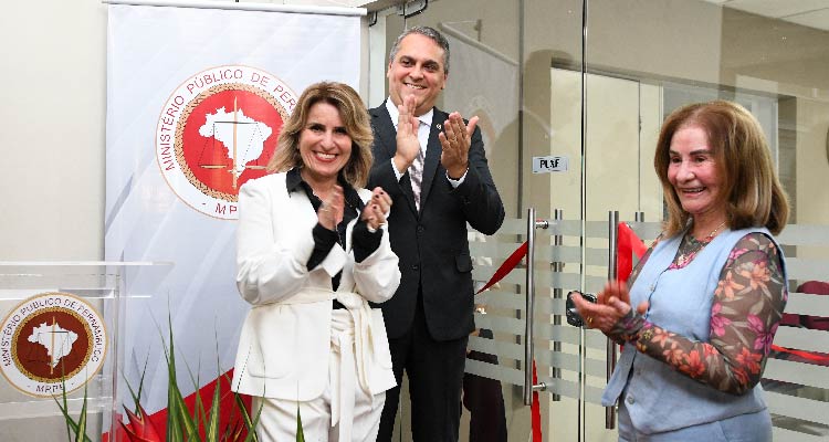 Fotografia de participantes do evento durante a cerimônia de inauguração