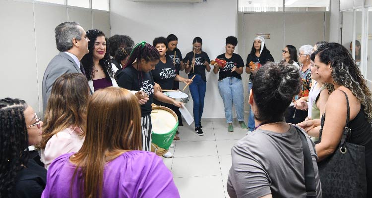 Participantes do lançamento do projeto dançam ciranda ao som de conjunto musical