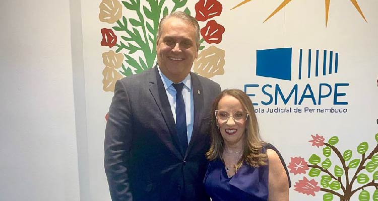 Fotografia do PGJ com a desembargadora Daysi