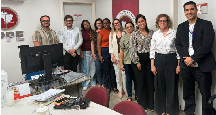 Fotos da equipe do projeto posando em pé lado a lado