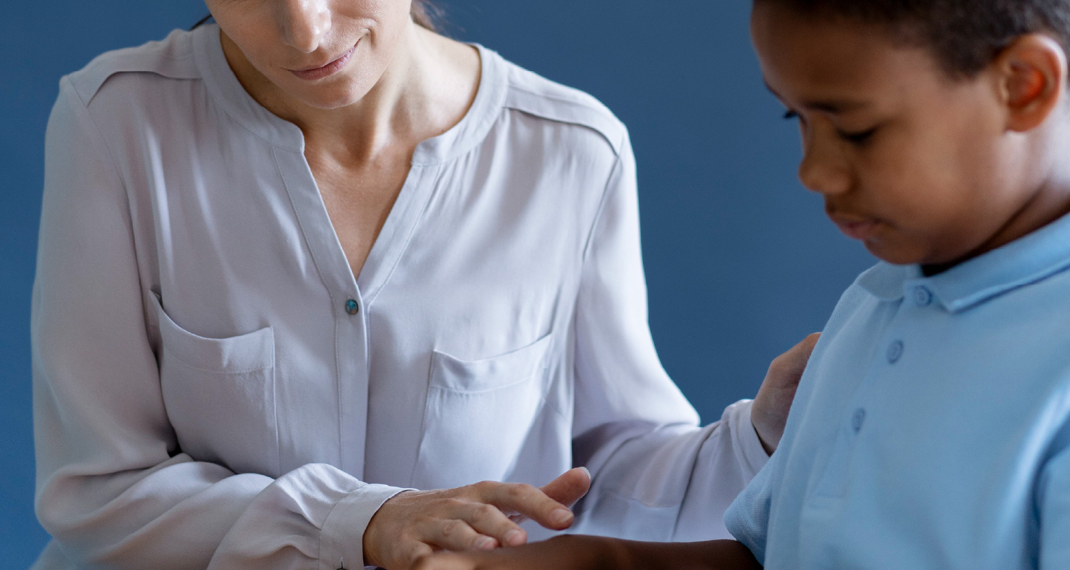 Imagem de pessoa amparando criança