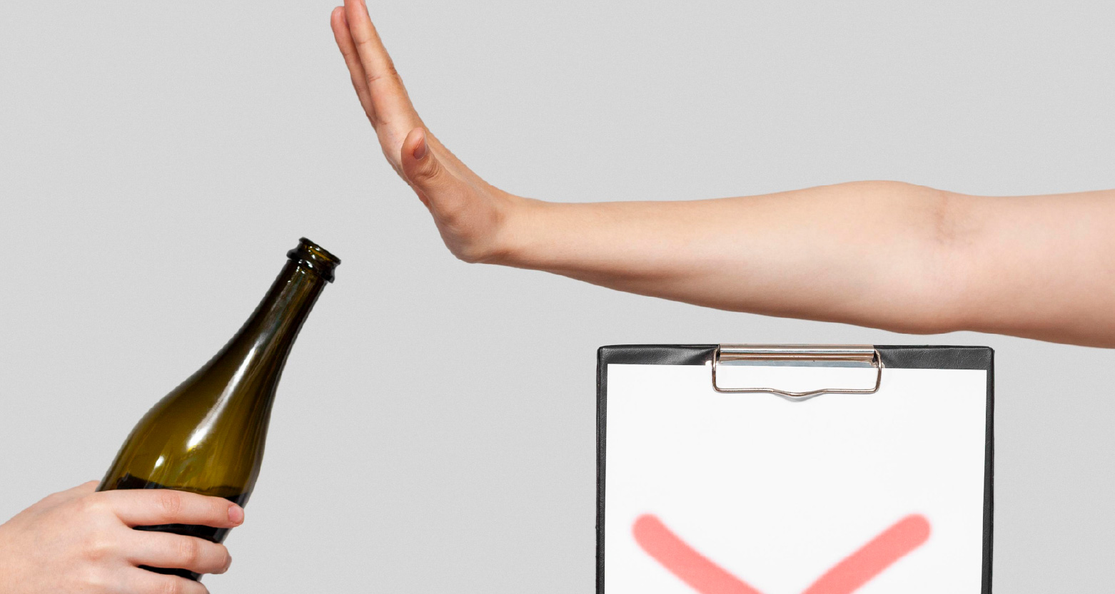Imagem de pessoa rejeitando garrafa de bebida