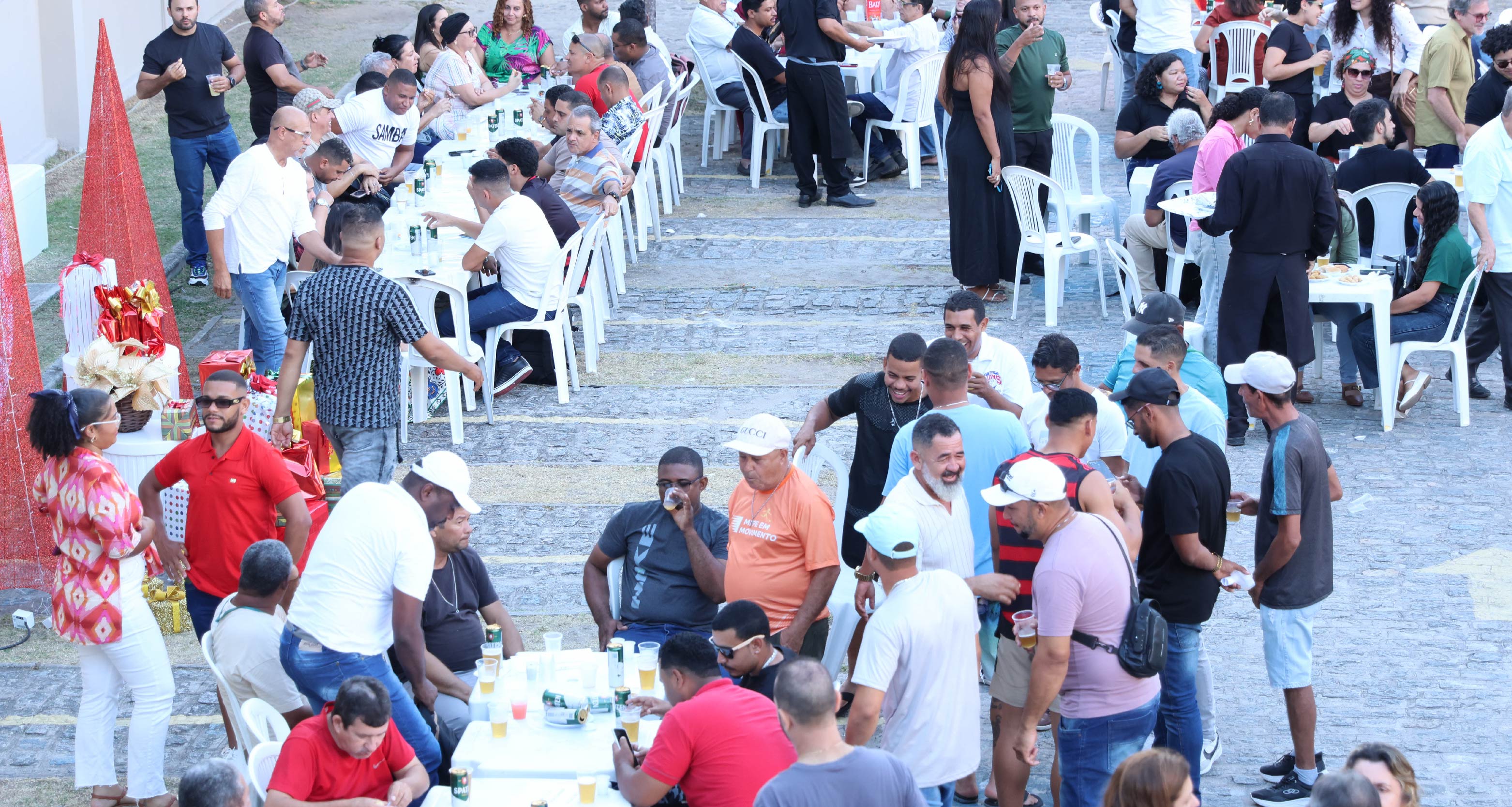Fotografia de pessoas em pátio comemorando