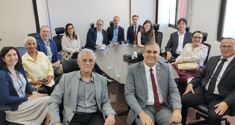 Fotografia dos integrantes da reunião em volta da mesa