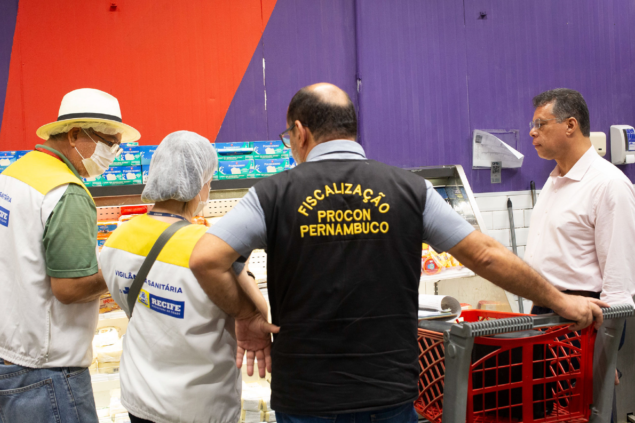 Fotografia de pessoas inspecionando produtos em supermercado