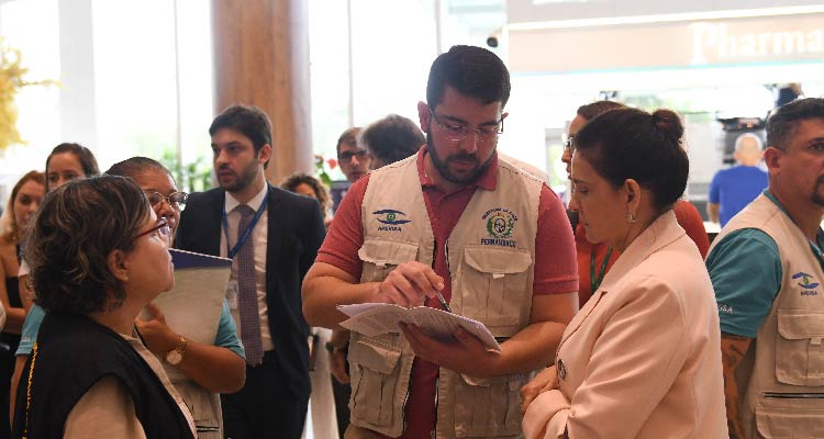 Fotografia da equipe em meio à fiscalização