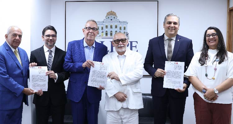 Fotografia dos signatários lado a lado mostrando documentos assinados