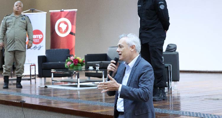 Fotografia de palestrantes discursando no palco do Rossini